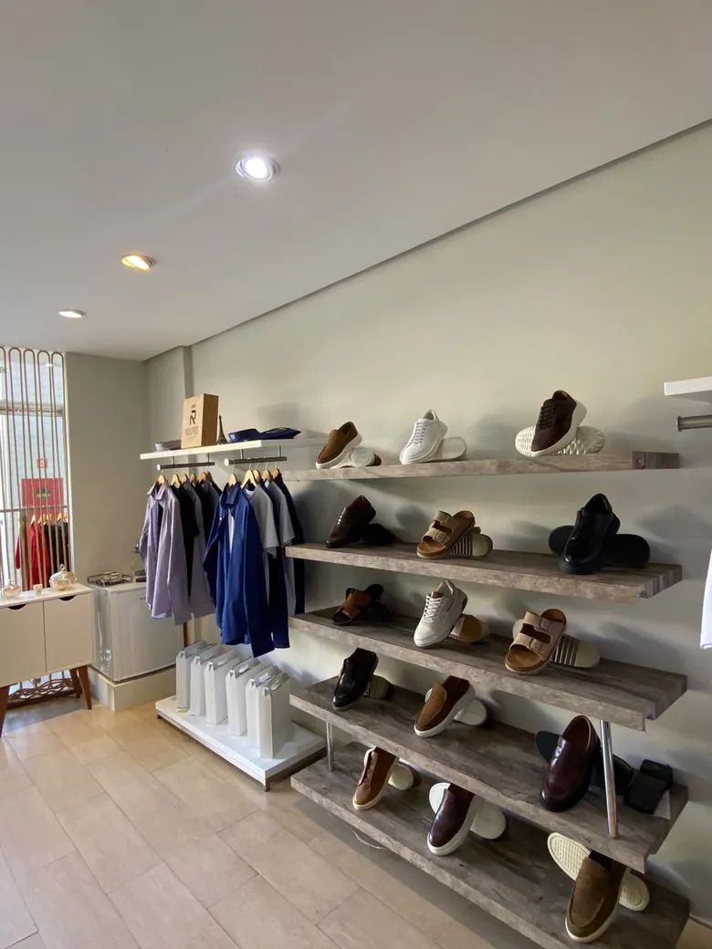 Loja Paulo Reis — vitrine de calçados masculinos